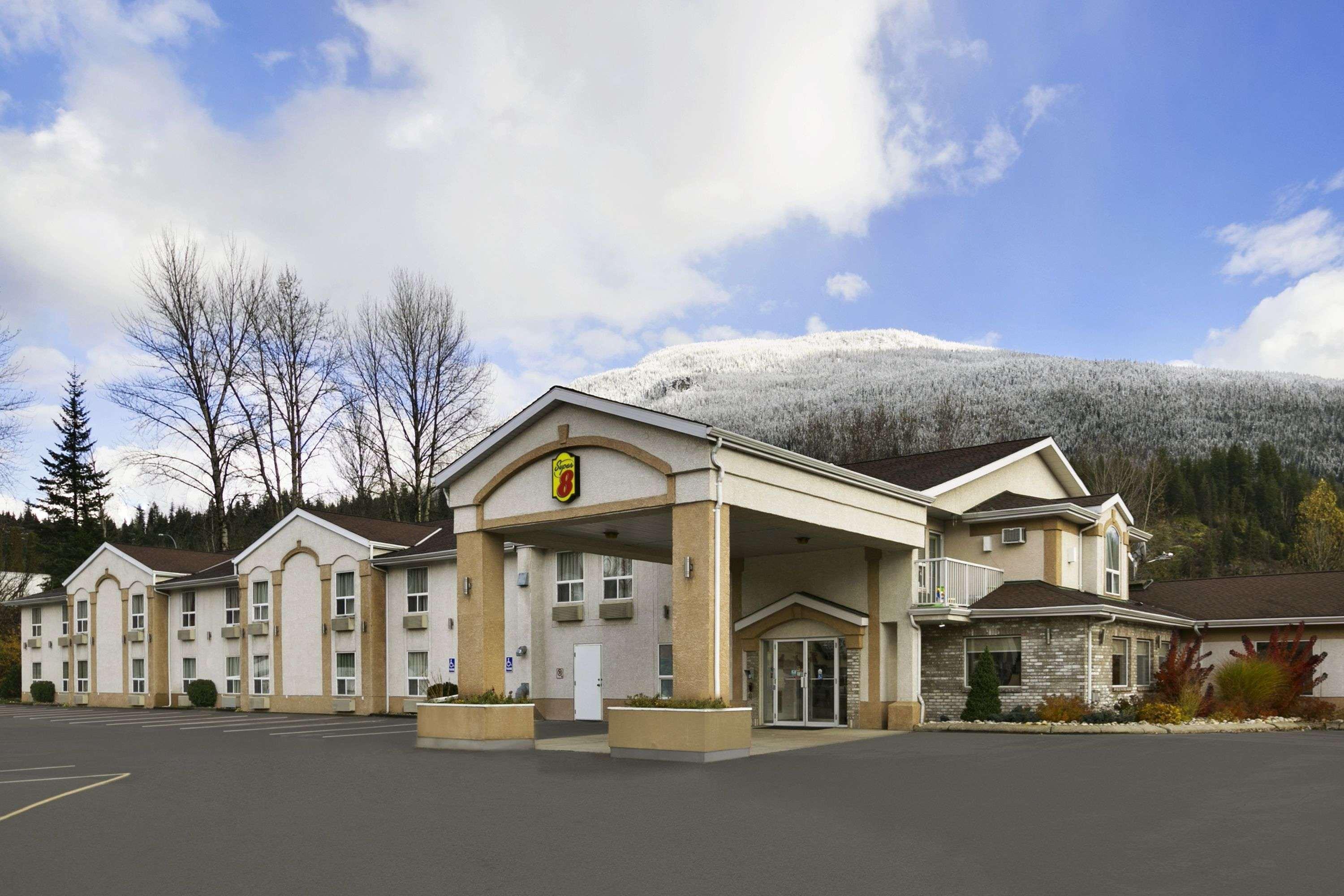 Super 8 By Wyndham Revelstoke Bc Motel Exterior photo