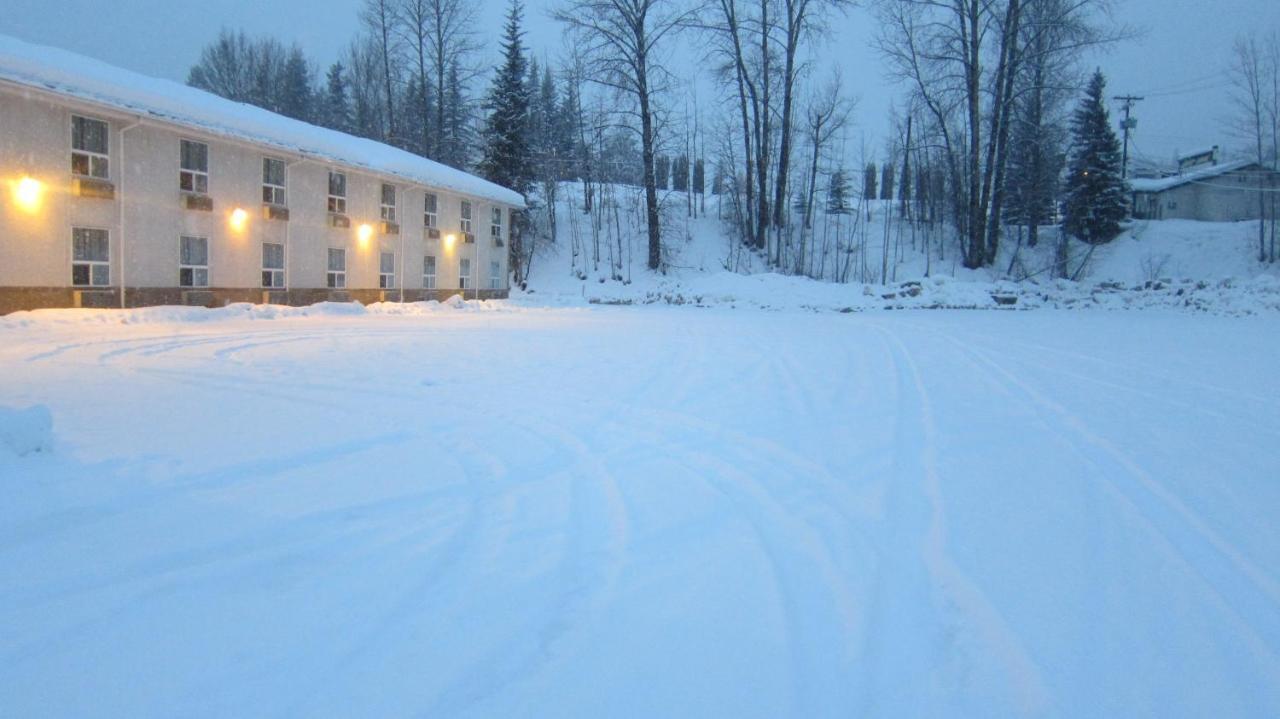 Super 8 By Wyndham Revelstoke Bc Motel Exterior photo